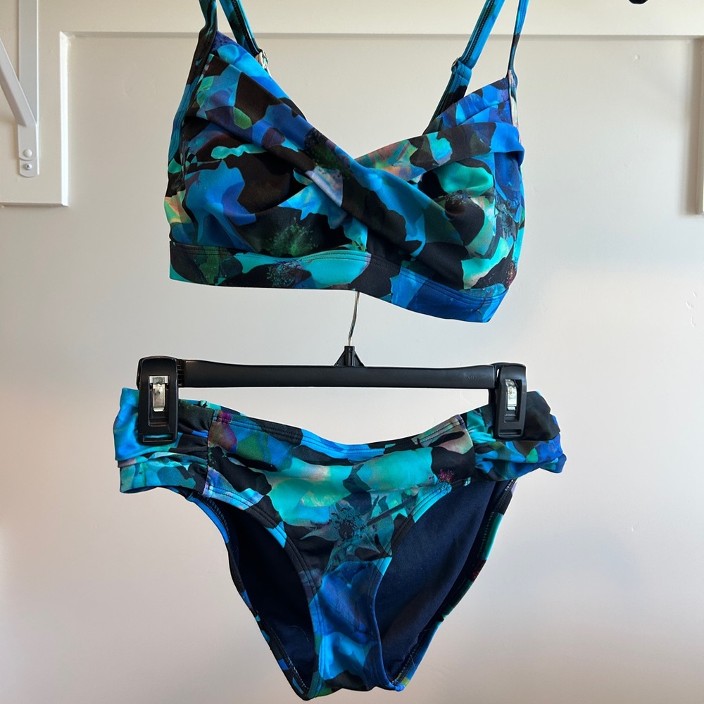 Athleta Blue and Green Patterned Bikini Top